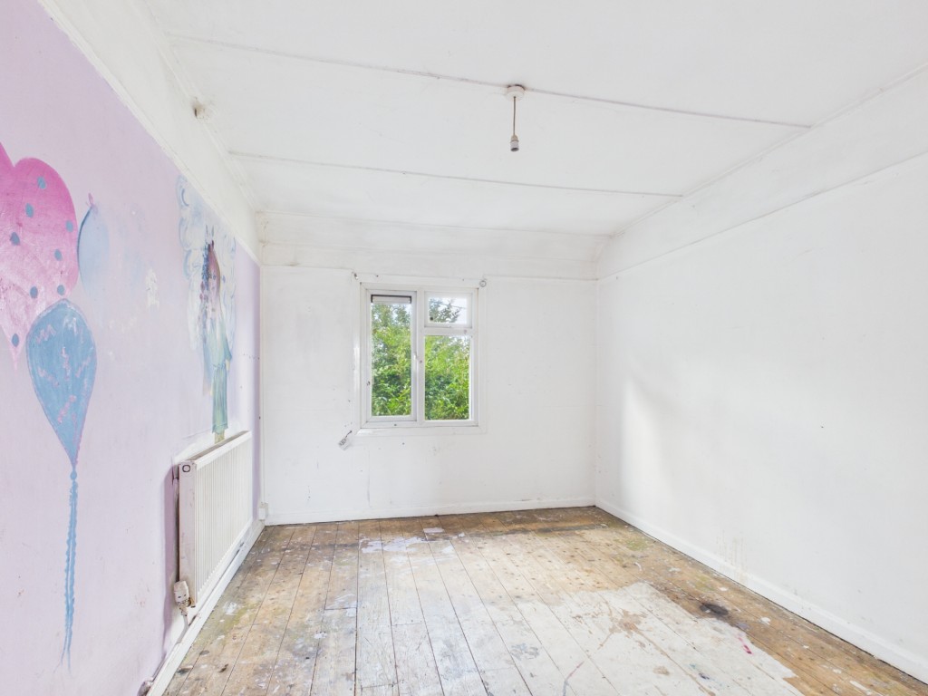 Lot: 167 - LEASEHOLD FIRST FLOOR TWO-BEDROOM FLAT WITH GARDEN - Bedroom one